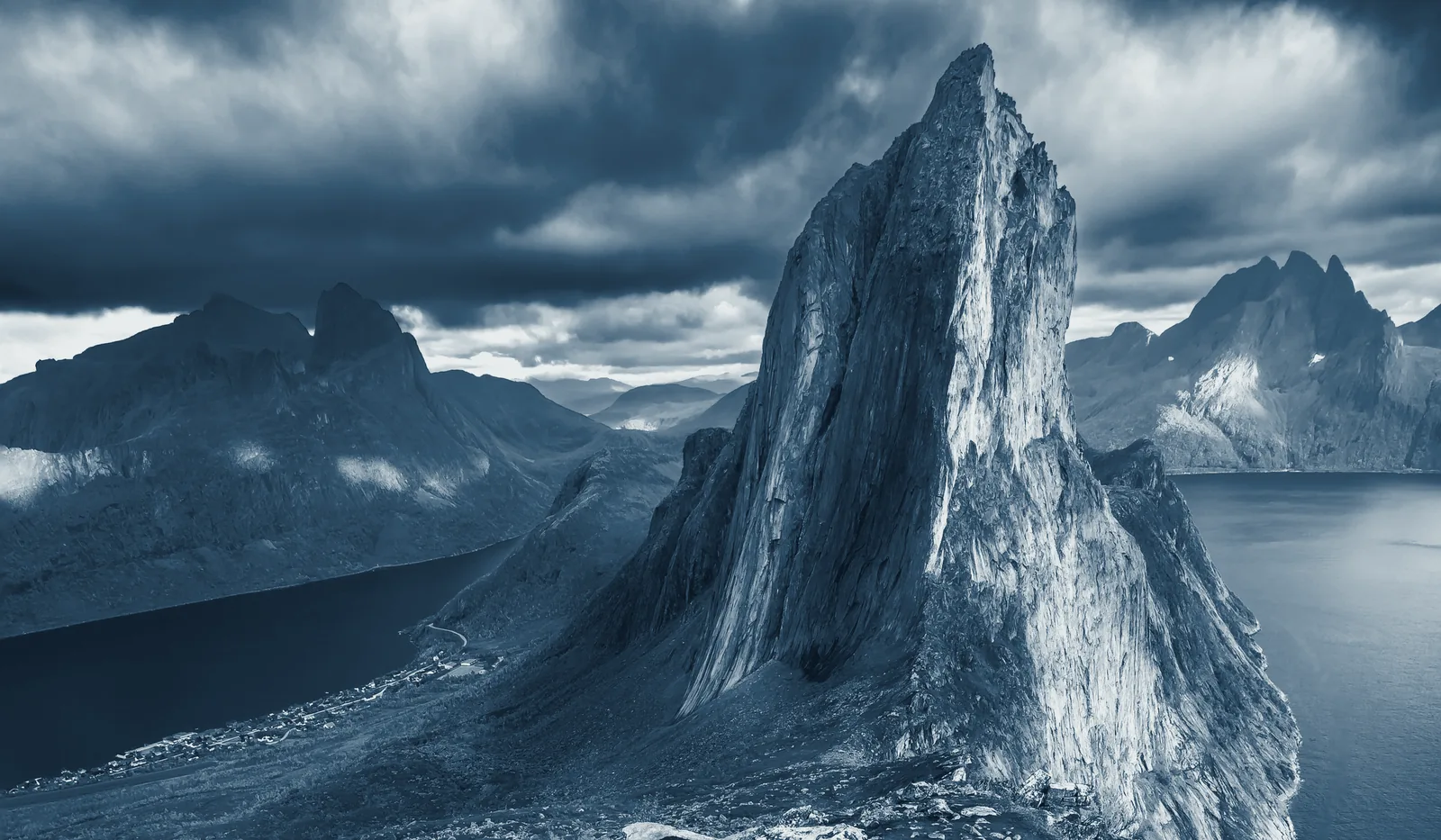 Fjellet Segla på Senja over fjorden